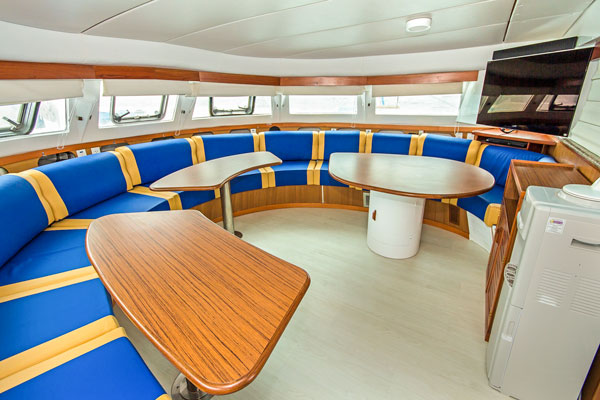 living-room-in-nemo-i-galapagos-cruises